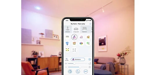 שליטה בתאורה חכמה Philips Smart LED דרך אפליקציה בסמארטפון בסלון מואר באור צבעוני